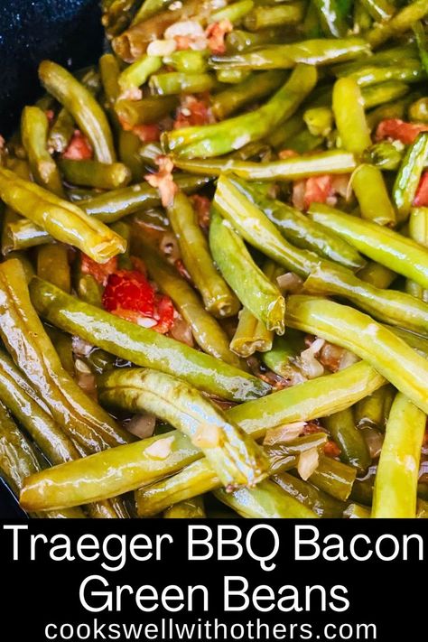 cooked green beans with bacon in a skillet Smoker Side Dish, Bbq Green Beans, Smoked Green Beans, Bacon Green Beans, Easy Smoker Recipes, Grilled Green Beans, Green Beans Side, Smoked Pork Tenderloin, Green Beans With Bacon