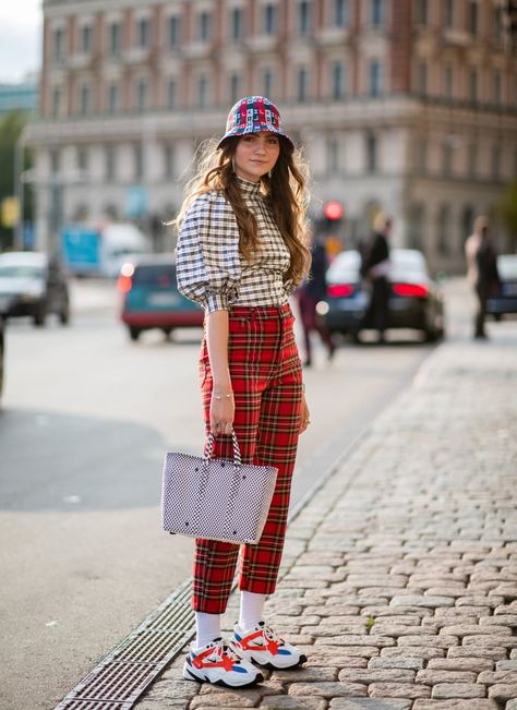 Mix plaid patterns when you pair larger checks with a classic kind of tartan plaid. Street Style Stockholm, Mixing Prints Fashion, Fashion Trend Pattern, Carla Diaz, Stockholm Fashion Week, Fall Winter Trends, Street Style Edgy, Cute Spring Outfits, Looks Street Style