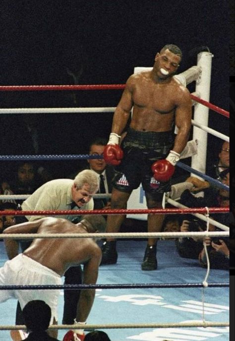 Mike Tyson Boxing, Boxing Images, Boxing Videos, Legendary Pictures, Boxing Posters, Boxing History, Punch In The Face, Man Up Quotes, Mma Boxing