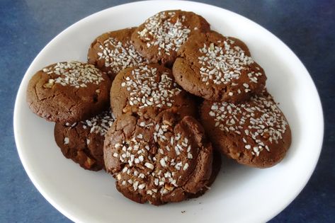 These molasses/tahini cookies are delicious, and easy to make! They are a very healthy cookie full of nutrients from the molasses and tahini. Flax Cookies, Tahini Cookies Recipe, 15 Cookies, Corn Free Recipes, Black Bean Stew, Molasses Recipes, Tahini Cookies, Daniel Plan, Work Recipes