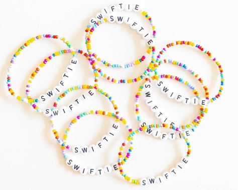 Taylor Swift bracelets Swifty Bracelets, Swiftie Bracelet Ideas, Taylor Swift Eras Tour Bracelets, Friendship Bracelets Taylor Swift, Swiftie Bracelet, Bracelets Taylor Swift, Eras Bracelet, Friendship Bracelet Instructions, Taylor Bracelets