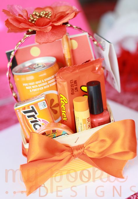 'Orange' you glad you're ___ DIY Birthday Gift Basket... Can also be done for holidays... in any other Color.. "Don't you Pink it's fun to be 13... Red Themed Xmas Gifts, you get the idea!" A Gift Basket, Cadeau Diy, Orange You Glad, Crafty Gifts, Gifts Under 10, Simple Gifts, Birthday Gift Ideas, Easy Gifts, Gift Basket