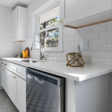 Choosing the right finish for a white beveled subway tile backsplash is an enjoyment. From matte options for an understated look to glossy and shiny finishes that reflect light, there are many ways to give your white subway backsplash a more intriguing look. #whitesubwaytile #whitesubway #whitesubwaytiles #whitesubwaytilebacksplash #beveledsubwaytile #beveledtile #subwaytiles #tile #tilework #tileinspo #tileinspiration #tileinstallation #tilegrout #kitcheninspo #kitchendesign #modernfarmhouse Subway Tile Backsplash Ideas, White Subway Backsplash, Beveled Subway Tile Backsplash, White Beveled Subway Tile, Modern Kitchen Room, White Subway Tile Kitchen, Bevelled Tiles, Subway Backsplash, Beveled Subway Tile