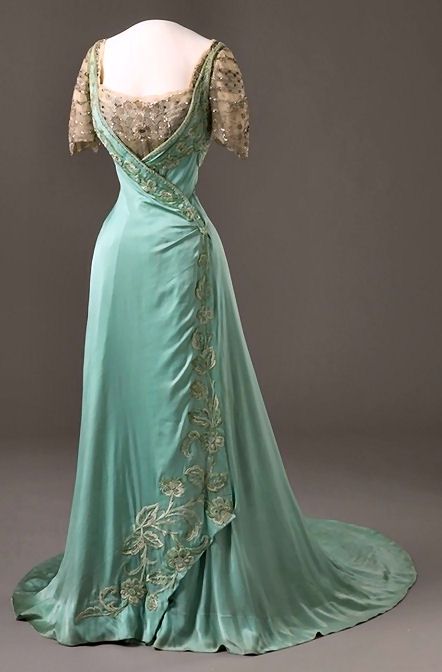 Evening Dress worn by Queen Maud of Norway | by House of Worth | c.1909 | Medium: unknown | Mode Retro, 1900s Fashion, Edwardian Dress, Old Dresses, Period Outfit, Antique Dress, Retro Mode, Vintage Gowns, Edwardian Fashion