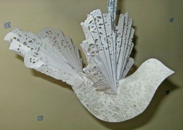 dove ornament... na křídla a ocas poskládat do harmoniky papírová kolečka pod dorty Paper Doves How To Make, Victorian Paper Crafts, Dove Centerpieces, Dove Decorations, Dove Template, Paper Dove, Paper Doily Crafts, Dove Ornament, Victorian Crafts