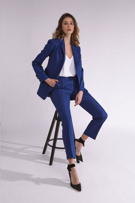 Women's Guide What to Wear to a Funeral Practical Tips 2020 Womens Pant Suit, Fashionable Business Attire, Womens Business Attire, Womens Pant, Formal Business Attire, Look Office, Business Attire Women, Business Outfits Women, Pantsuits For Women