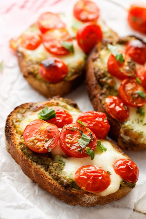 Bruschetta à la mozzarella Bruschetta Mozzarella, Mozzarella Bruschetta, Comidas Fitness, Tapas Recipes, Tomate Mozzarella, Italian Appetizers, Dinner Appetizers, Deilig Mat, Idee Pasto Sano