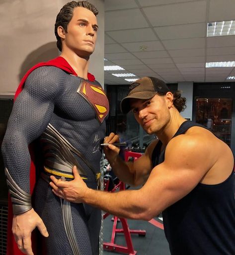 Henry Superman, Superman Cosplay, Superman Henry Cavill, Superman Man Of Steel, Man Of Steel, British Actors, Henry Cavill, Cardi B, Shakira