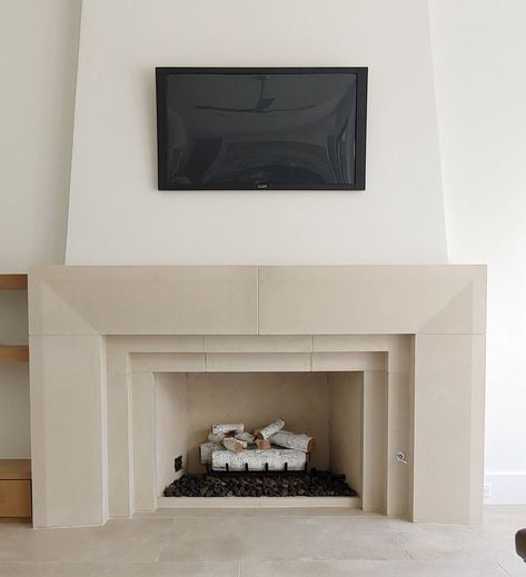 Modern Cast Stone Fireplace, Minimal Exterior, Fireplace Modern Design, Floating Mantle, Fireplace Mantel Designs, Cast Stone Fireplace, Fireplace Surround, Florida House, Fireplace Ideas