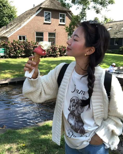 KIM SUNYOUNG (@feve__r) • Instagram photos and videos Whats My Vibe, Aesthetic Photos For Instagram, Serena Motola, Summer Outfits Korean, Korean Life, Nyc Summer, 사진 촬영 포즈, Spring Fits, Cool Outfit