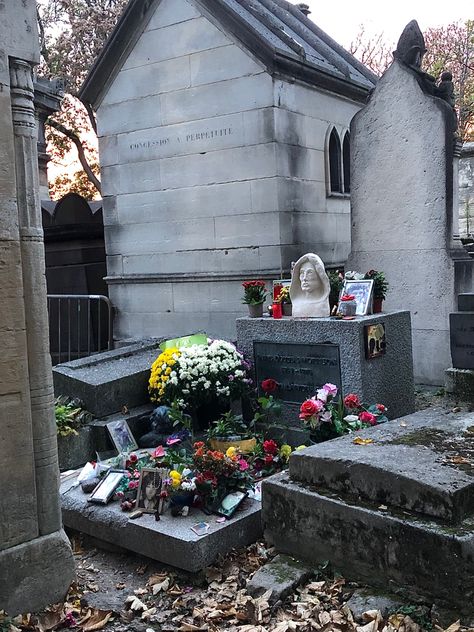 Jim Morrison’s grave in Père Lachaise,Paris. The picture was taken on October 30st of 2022 Jim Morrison Grave, Pere Lachaise Cemetery, The Doors Jim Morrison, Cemetery Art, Jim Morrison, Tombstone, Famous Celebrities, The Doors, Cemetery