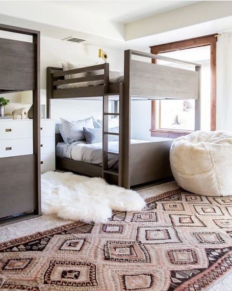 “Adult” bunk-beds for the guest room. Rustic Kids Rooms, Modern Bunk Beds, Bunk Rooms, Bunk Bed Designs, Space Bedding, Bedroom Furnishings, Kids Bunk Beds, Bunk Room, Style Deco