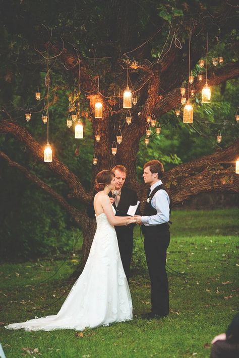 Oak Tree Wedding Ceremony, Tree Wedding Ceremony, Oak Tree Wedding, Wedding Jars, Backyard Wedding Ideas, Backyard Wedding Ceremony, Small Backyard Wedding, Meteor Garden 2018, Mason Jar Wedding