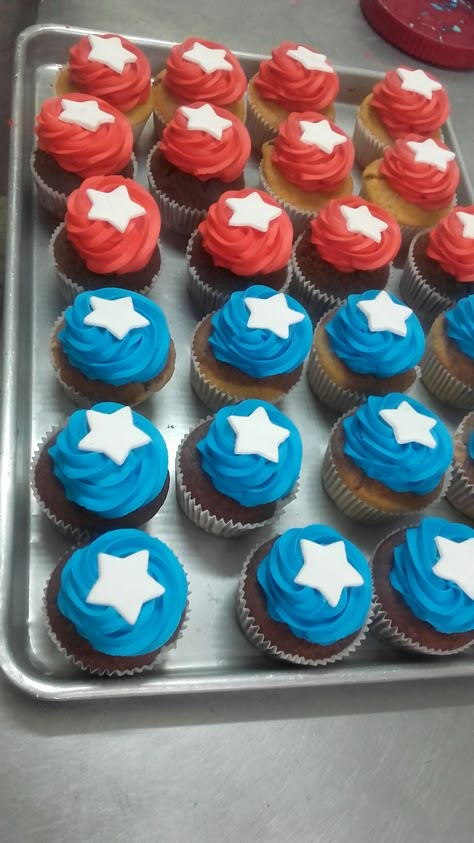 Cupcakes. #frostingREDandBLUE CAPITAN america Wonder Woman Cupcakes, Captain America Cupcakes, Cupcake Arrangements, Captain America Birthday Party, Captain America Party, America Cake, Captain America Birthday, Superhero Cupcakes, Wonder Woman Party