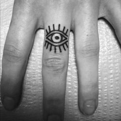 Evil Eye Finger Tattoo Design Mama Tattoos, Eye Tattoo Meaning, Cool Finger Tattoos, All Seeing Eye Tattoo, Henne Tattoo, Lucky Tattoo, Diy Tattoo Permanent, Evil Eye Tattoo, Evil Tattoo