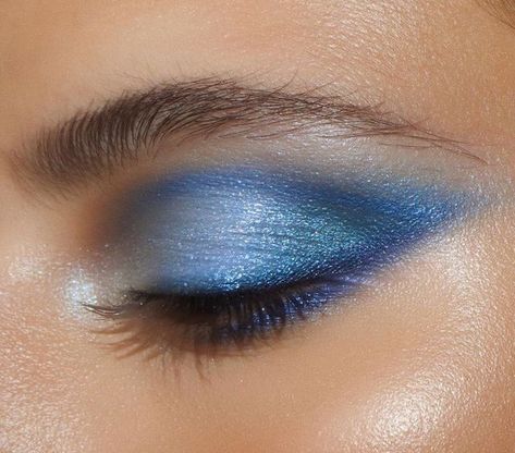 Blue Eye Makeup Looks, Maquillage On Fleek, Blue Makeup Looks, Monday Monday, Smink Inspiration, Blue Beauty, Dope Makeup, Makeup Eye Looks, Creative Eye Makeup