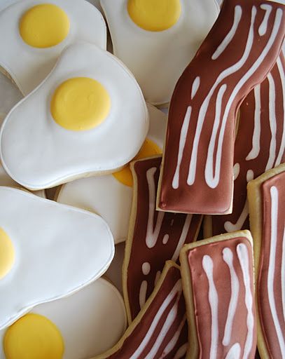 Bacon and egg cookies! Egg Shaped Cookies, Sugar Cookies With Royal Icing, Cookie Recipes Decorating, Vanilla Sugar Cookies, Breakfast Party Foods, Breakfast Cookie Recipe, Cookies With Royal Icing, Bacon And Eggs, Bacon Eggs