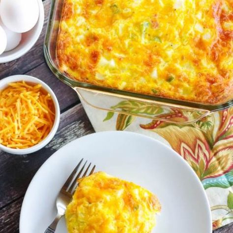 Egg Bake With Hashbrowns, Overnight Egg Casserole, Hash Brown Egg Casserole, Cheese Hashbrown Casserole, Egg And Cheese Casserole, Easy Egg Casserole, Egg Bake Casserole, Brown Egg, Breakfast Egg Casserole