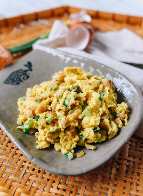 This Stir-fried Eggs with Preserved Radish is a Hakka Chinese recipe, often served with rice porridge or congee along with other small dishes. Source: thewoksoflife.com Hakka Recipe, Traditional Asian Dish, Pot Noodle, Woks Of Life, The Woks Of Life, Quick Easy Recipes, Chinese Recipe, Radish Recipes, Small Dishes