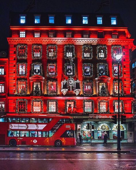 • Follow @londonvisitof for amazing London photos !!! Fortnum & Mason 🇬🇧 Photo by: @shadz_ig ~ ~ ~ ~ #prettycitylondon #prettylittlelondon… Fortnum Mason, London Night, London Photographer, Red Bus, Century City, Fortnum And Mason, Houses Of Parliament, Wonderful Picture, Visit London