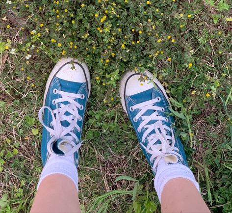 Converse Outfit Aesthetic, Converse Flowers, Flowers Grunge, Turquoise Converse, Converse Aesthetic, Converse Outfit, Vintage Converse, Nature Walk, Outfits With Converse