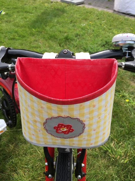 DIY Bike Basket - w/ tutorial - Home & Garden / Completed Projects - the Lettuce Craft Forums Diy Bike Basket, Bike Bag Pattern, Basket Sewing Pattern, Plastic Placemats, Reflective Fabric, Basket Diy, Bike Basket, Diy Basket, Bike Bag