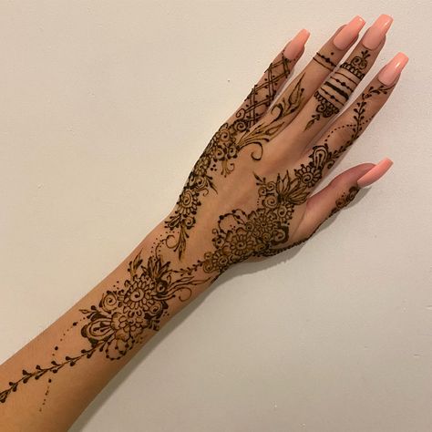 #mehndi #henna #hennadesigns #mehndidesign Long Henna Designs, Arabian Henna Designs, Henna Business, Henna Flower Designs, Moroccan Henna, Cute Henna Designs, Henna Style Tattoos, Henna Inspo, Henna Inspired Tattoos