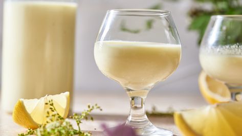 This homemade crema di limoncello definitely requires a fair amount of patience, but cool, creamy, boozy results will be well worth the wait. Creamy Limoncello Recipe, Homemade Crema, Pickle Martini Recipe, Creamy Limoncello, Watermelon Cocktail Recipes, Drinks Homemade, Limoncello Recipe, Turnover Recipes, Big Pizza