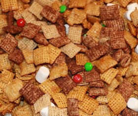 Cookin' It Up In Texas: Better than Turtle Chex Mix Turtle Chex Mix Recipe, Turtle Snacks, Chex Mix Recipes Sweet, Homemade Chex Mix Recipe, Chex Snack Mix, Chex Recipes, Homemade Turtles, Homemade Chex Mix, Chocolate Chex