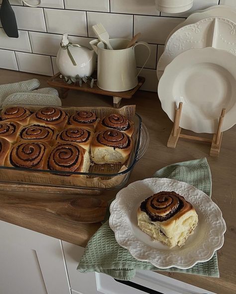 Rolls Food, Food Fall, Baking Aesthetic, Cinnamon Bun, Food Obsession, Pretty Food, Diy Food, Cinnamon Rolls, Aesthetic Food