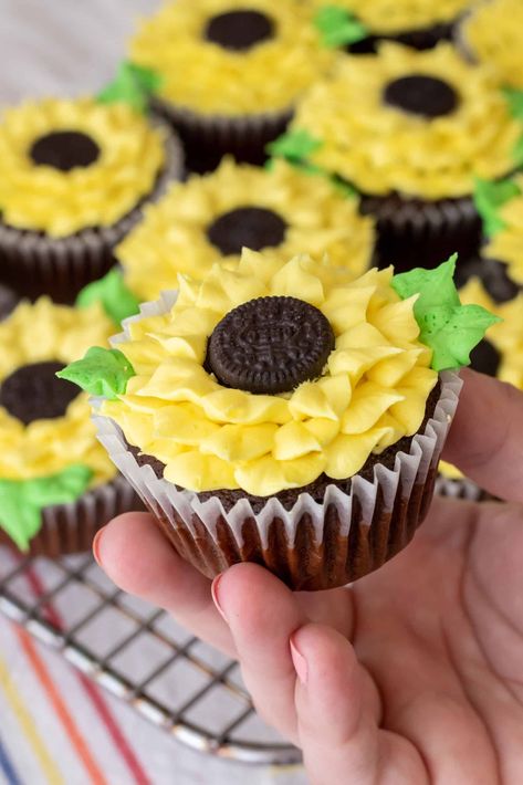 Lemon Sunflower Cupcakes, Oreo Sunflower Cupcakes, Sunflower And Bee Cupcakes, Sunflower Cupcakes Easy, Sun Flower Cupcakes Ideas, Easy Sunflower Cupcakes, Sunflower Pretzel Rods, Bee Birthday Cupcakes, Flower Theme Cupcakes