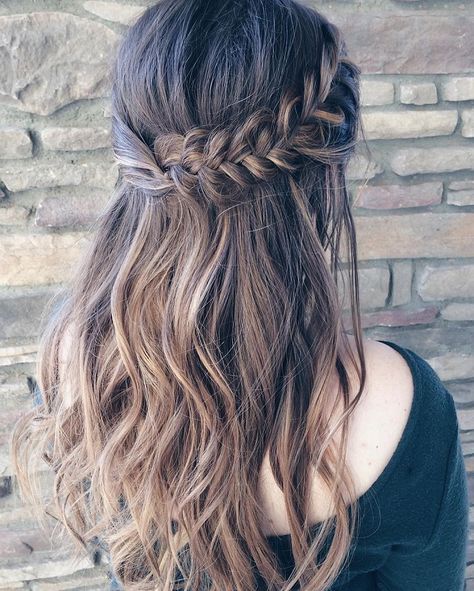 Half-up fishtail braid. Braided Half Up, French Braid Hairstyles, Fishtail Braid, Wedding Hairstyles Half Up Half Down, Beautiful Braids, Wedding Hair Down, Hair Up Styles, Penteado Cabelo Curto, Half Up Half Down Hair