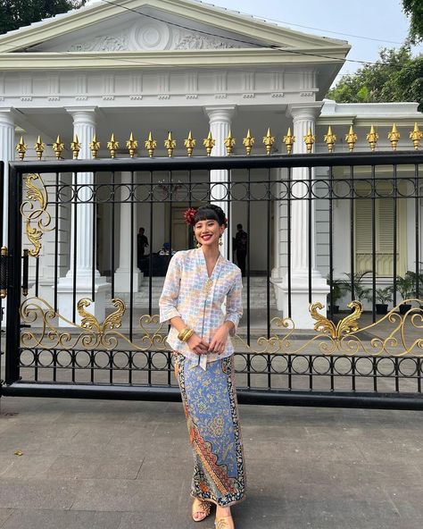 Helen hiu - 1st RU Indonesia next top model C2 menggunakan kebaya di acara fashion show, istana berbatik 2023. Indonesia traditional clothes. #costume #clothing #outfit #batik #asia Helen Hiu, Ootd Kebaya Bali, Malaysian Fashion, Indonesia Traditional Clothes, Kebaya Peranakan, Balinese Wedding Kebaya, Peranakan Kebaya, Indonesian Clothing, Indonesian Kebaya