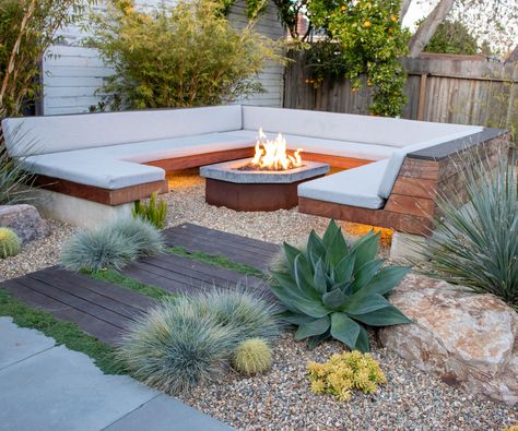 Modern Fire Pit Area, Pea Gravel Fire Pit, Gravel Patio Ideas, Traditional Backyard, Outdoor Fire Pit Seating, Outdoor Fire Pit Area, Side Patio, Outside Seating Area, Garden Seating Area