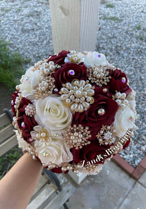 An elegant and beautiful bouquet! Customize bouquets are also available if needed. Different colors and brooches. 10inches in diameter You are welcome to message me and I will reply quick :) Hablo español 😊 Maroon And Gold Bouquet, Red And Gold Bouquet Quince, Red Quince Bouquet, Red Flowers Bouquet, Quince Bouquet, Ramo Bouquet, Quince Flowers, Quinceanera Flowers, Dream Quinceanera