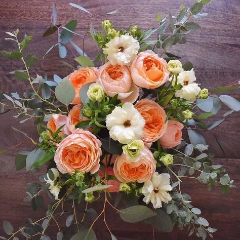 Flower Centerpieces Diy, Peach Garden, Small Flower Arrangements, Spring Flower Arrangements, Eucalyptus Bouquet, Spring Floral Arrangements, Fall Flower Arrangements, Flowers Pretty, Bridal Shower Flowers