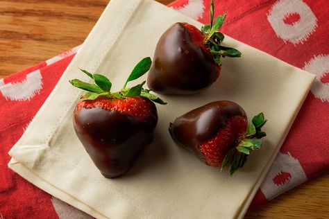 Kitchen Kush: Strawberries dipped, dank and decadent (recipe) Canna Chocolate, Infused Chocolate, Strawberry Kitchen, Dipped Strawberries, Chocolate Dipped Strawberries, Strawberry Dip, Chocolate Recipe, Fruit Dessert, Melted Chocolate