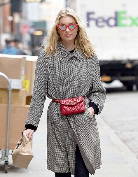 Elsa Hosk matches her red Chanel Belt Bag and her sunglasses: https://unicornmermaid.com/2018/04/13/the-mini-bag-trend-is-the-next-big-thing/ Chanel Belt Bag, Dior Party, Bum Bag Outfit, Belt Bag Outfit, Dress Like A Parisian, Micro Bags, Red Chanel, Bucket Bags, 90s Fashion Outfits