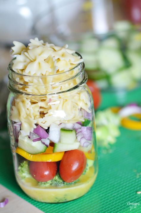 Mason Jar Pasta Salad: Perfect for a Picnic - Finding Zest Pasta Mason Jar Meals, Orzo Mason Jar Salad, Mason Jar Pasta Salad Healthy, Jar Pasta Salad, Mason Jar Pasta Salad, Mason Jar Pasta, Amazing Salad Recipes, Bottled Salads Mason Jars, Jar Salad Recipes