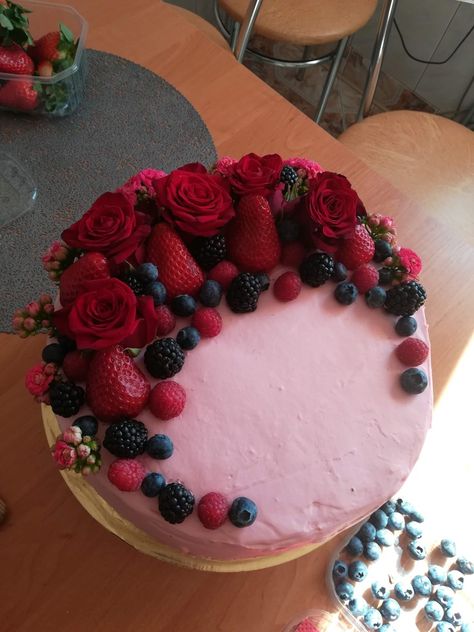 Strawberry And Rose Cake, Pink Fruit Cake, Twoty Fruity Birthday Party, Raspberry Decorated Cake, Cake Decorating Roses, Roses Birthday Cake, Strawberry Cake Decorations, Blueberry Frosting, Roses Birthday