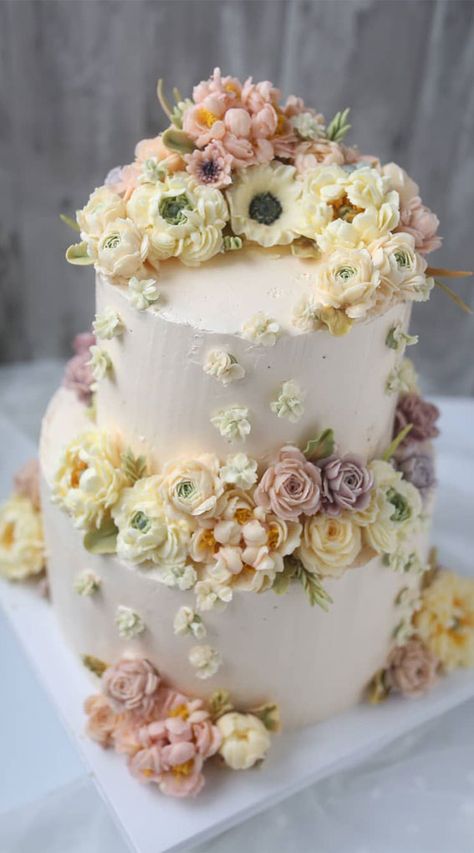 Wedding Cake Piping, Wedding Cake Buttercream, Buttercream Wedding Cakes, Cream Wedding Cakes, Wedding Cake Art, Buttercream Flower, Buttercream Flower Cake, Buttercream Cake Decorating, Cake Buttercream