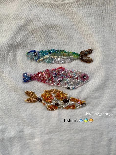 Beaded Fish Shirt, Tshirt Beading Ideas, Beads Top Diy, Embroidery Bead Shirt, Beaded T Shirts Diy, Bead Embroidery Beginner, Embroidered Beaded Shirt, Fish Bead Embroidery, Bead Embroidery Tshirt