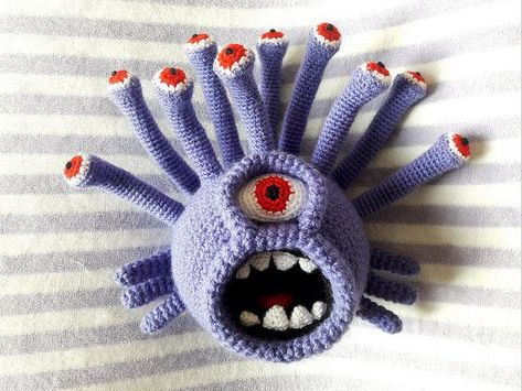 Breathtaking ... a Crocheted 'Beholder' Amigurumi - Must-See for Dungeons & Dragons Fans #crochet #amigurumi #beholder #dungeonsanddragons #dnd #rpg #dndcharacter Dungeons And Dragons Crochet Patterns, Crochet Creepy, Geek Crochet, Crochet Stuffies, Geeky Art, Crochet Monsters, Dragon Crafts, Scary Dolls, Halloween 4