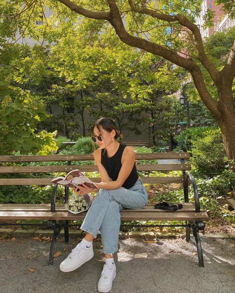 Yuyan on Instagram: “small moments of summer 🦋🌸🍃” Foto Top, Chique Outfit, Photographie Inspo, Model Poses Photography, Foto Casual, Foto Poses, Photography Poses Women, Mode Inspo, Foto Pose