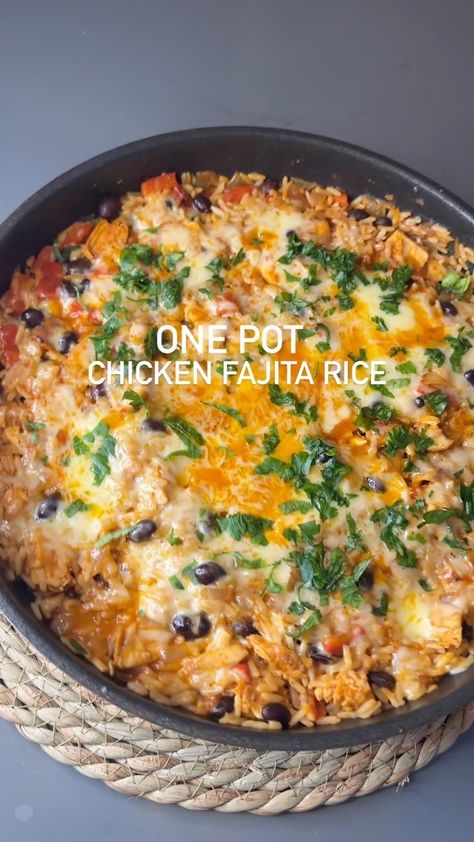 Petya Marinova | One pot chicken fajita rice This recipes is part of my 5 meals series - Weak 5 ! You can find all the details for that through the link… | Instagram One Pot Chicken Fajita Rice, Chicken Fajita Rice, Fajita Rice, Vine Tomatoes, Fajita Seasoning Mix, Mexican Meals, Chicken Fajita, One Pot Chicken, Healthy Casseroles