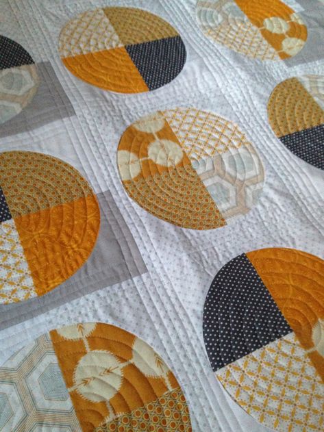 Curves and straightaways | Melanie Tuazon Applique Circles, Quilt Circles, Circle Quilt Patterns, Good To Make, Drunkards Path Quilt, Drunkards Path, Bed Quilts, Modern Quilting Designs, Circle Quilts