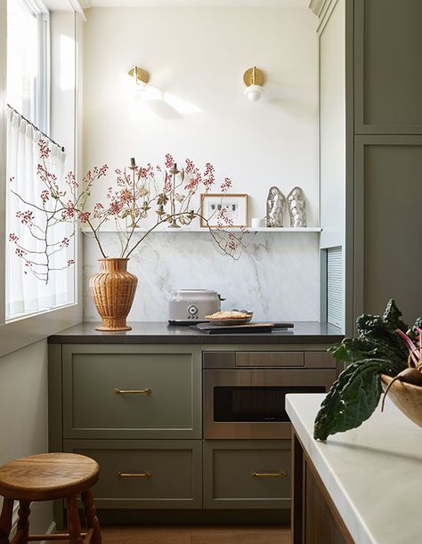 House & Home - Olivia Botrie Reinvigorates A Century Home In Toronto For Her Family Penthouse Kitchen, Mudroom Cabinets, Black White Kitchen, Style Anglais, Maurice Sendak, Shaker Style Cabinets, Two Tone Kitchen, Condo Kitchen, Century Home