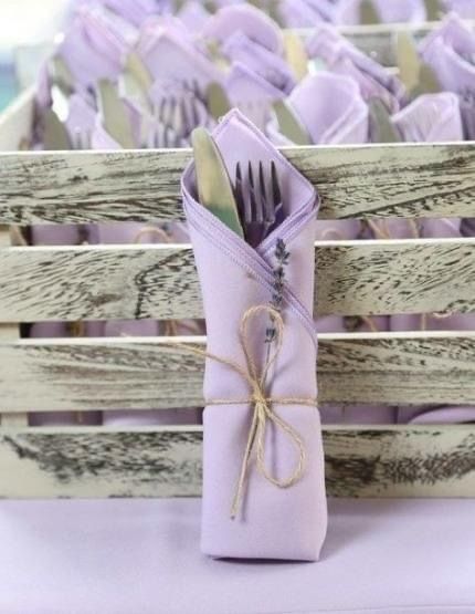 Lavender Wedding Decorations, Deco Violet, Lavender Wedding Theme, Bridal Shower Decorations Rustic, Diy Wedding On A Budget, Purple Bridal Shower, Bridal Shower Decorations Diy, Purple Wedding Theme, Tafel Decor