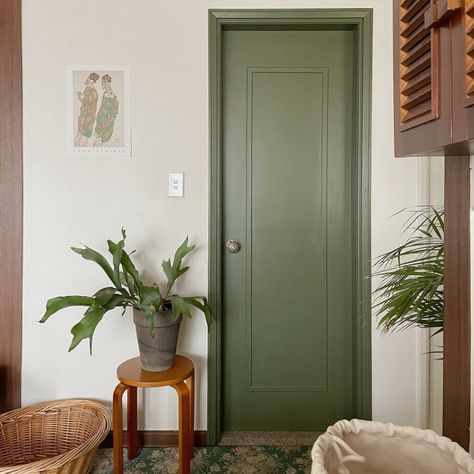 Benjamin Moore Guacamole - Interiors By Color Painted Hallway Doors, Hallway Doors, Painted Hallway, Green Doors, Old Greenwich, Green Hallway, Trending Paint Colors, Paint Color Schemes, Serene Bedroom