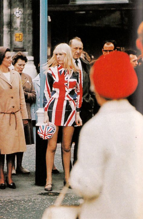 The Swinging Sixties — Street fashion in Regent Street, London, The Daily... Michael Hardy, 60s London, 70s Mode, Regent Street London, 1960s London, Style Année 60, Rule Britannia, Mode Retro, Swinging London